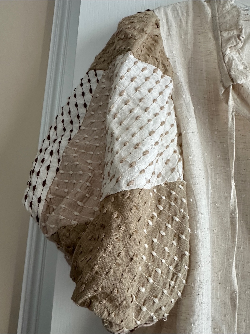 Neutral Linen Peasant Top with Contrasting Puff Sleeves THML - Picture 2 of 4
